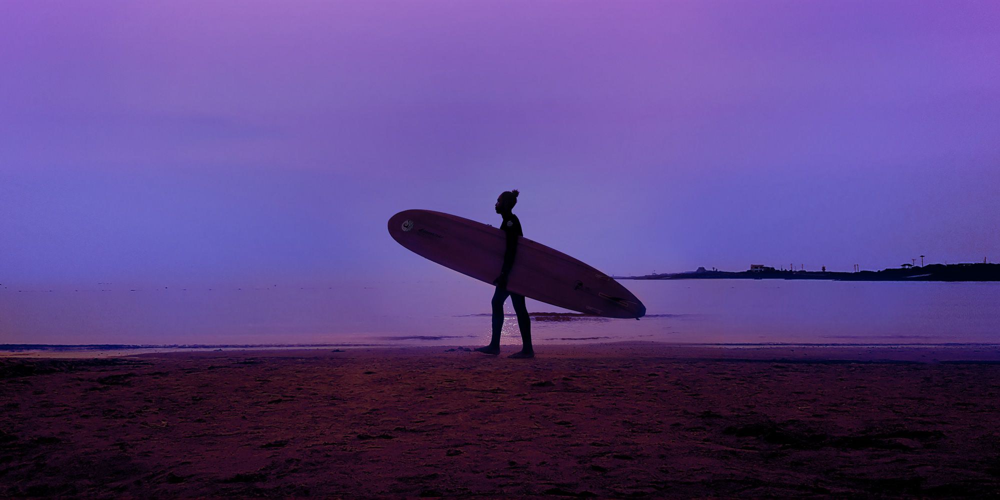 Galaxy Note8 in landscape mode with an image of a woman holding a surfboard against a dusky purple sky