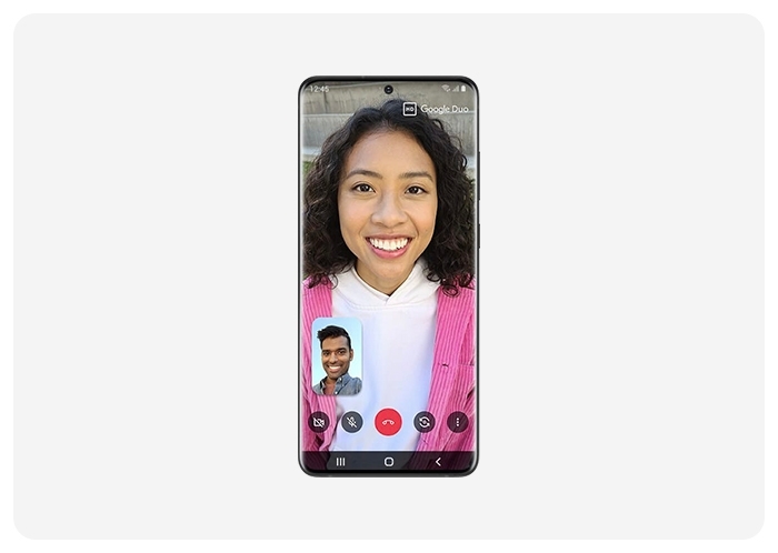 A woman on-screen, video chatting with a man via Google Duo on Galaxy S20