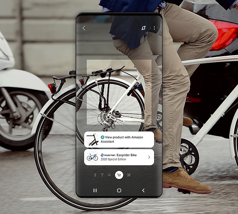 Recognizes bikes on the street with Bixby vision and a list of shopping detected is displayed in the smartphone. Recognizes bikes on the street with Bixby vision and a list of shopping detected is displayed in the smartphone.