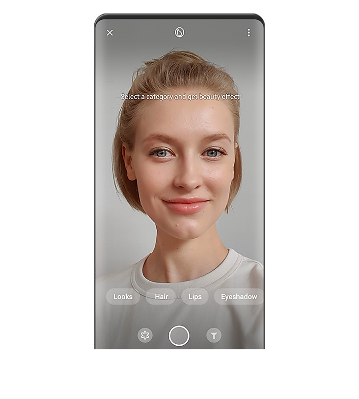 Showing a woman before using beauty effect with Bixby Vision AR function. Showing a woman before using beauty effect with Bixby Vision AR function.