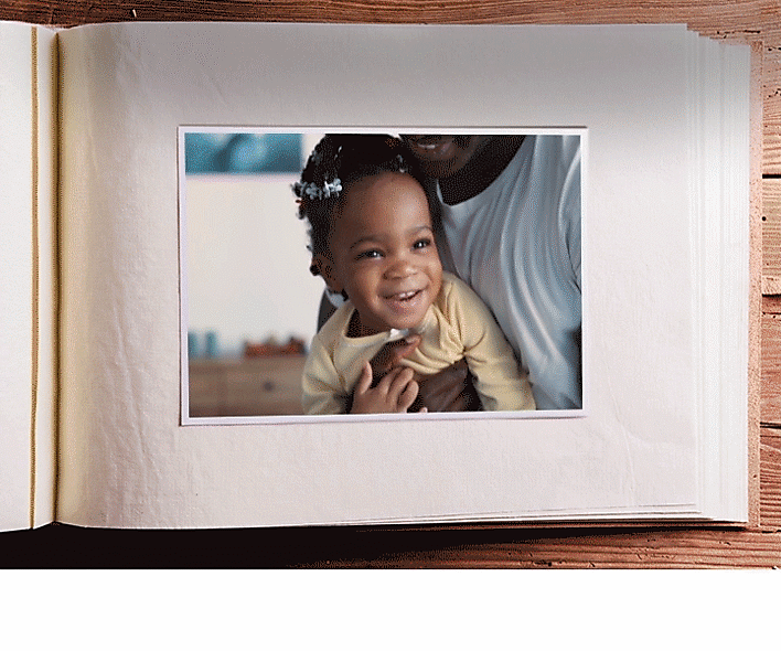 An animated scene of decorating text, stickers by entering them on the baby's video and scan with the AR marker function and playing the created video with Bixby Vision Picture link service. An animated scene of decorating text, stickers by entering them on the baby's video and scan with the AR marker function and playing the created video with Bixby Vision Picture link service.