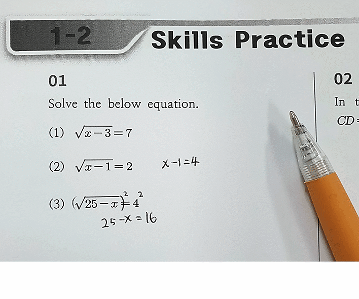 An animated scene showing the process of solving math problems using a Bixby Vision add-on service. An animated scene showing the process of solving math problems using a Bixby Vision add-on service.