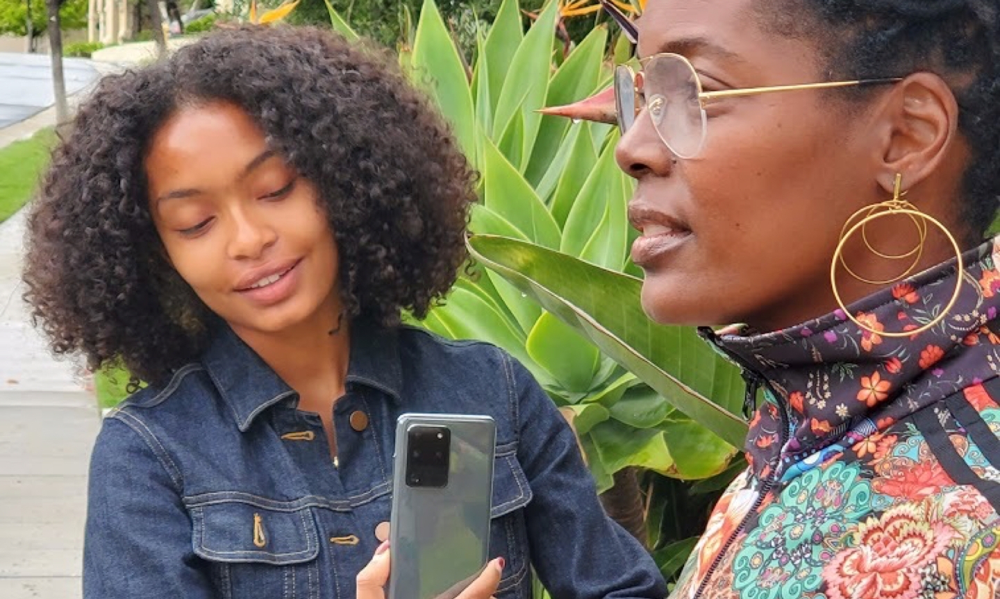 A young woman takes a profile photo of her mom outdoors with a Galaxy S20 Put Mom in the Picture #withGalaxy