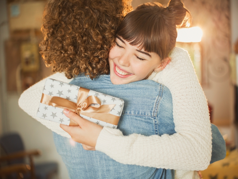 Embracing after receiving gifts that were shopped for online on a Galaxy Note9