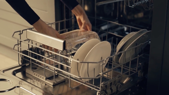 Remove stubborn food with Zone Booster™ Remove stubborn food with Zone Booster™