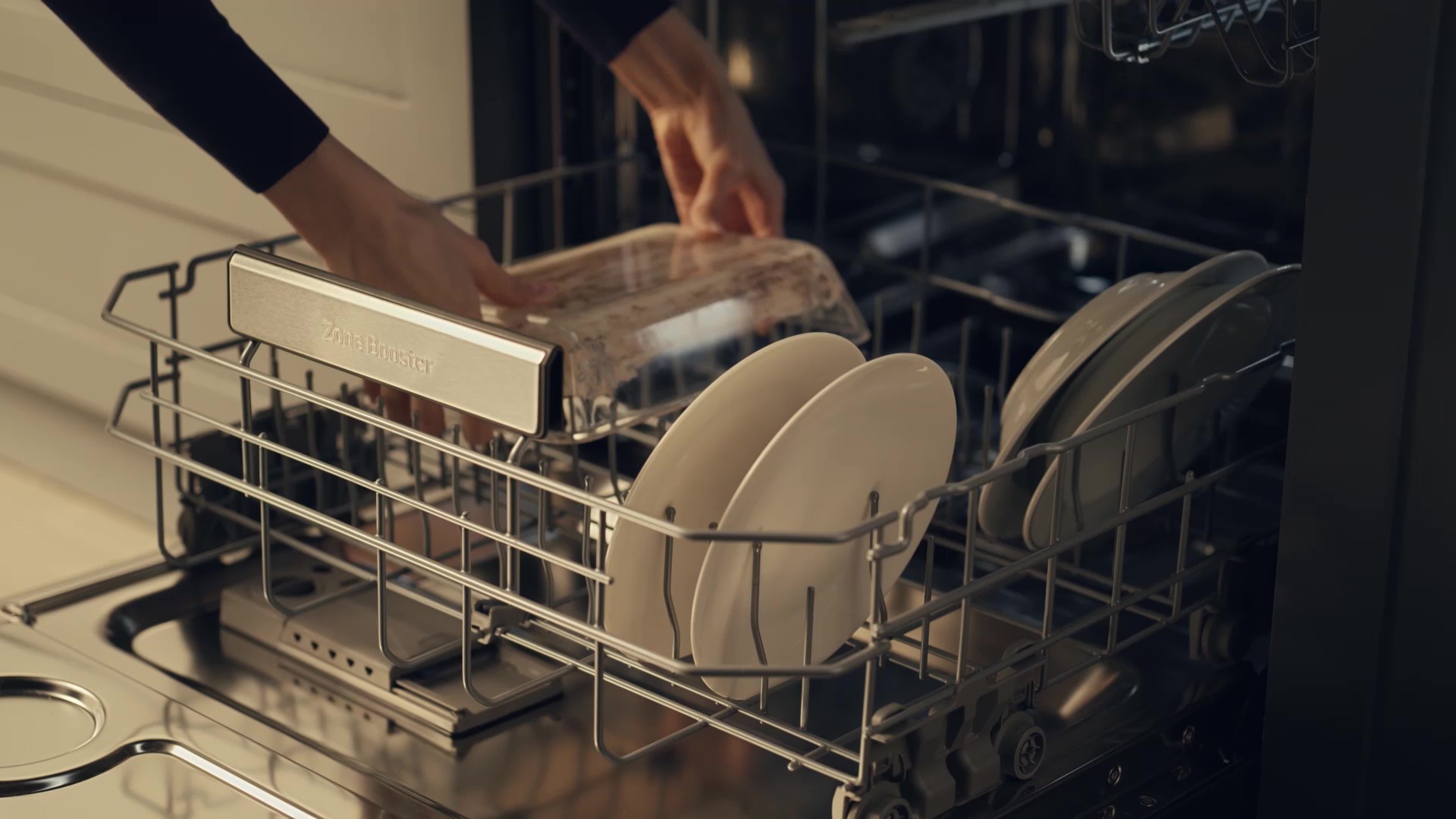 Remove stubborn food with Zone Booster™ Remove stubborn food with Zone Booster™