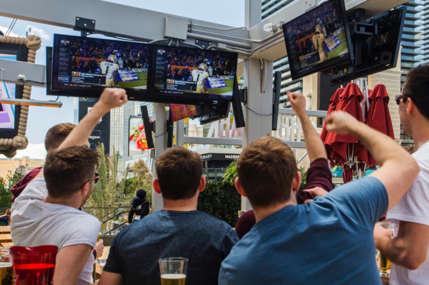 Samsung High-Brightness Displays Deliver Unmatched Outdoor Viewing Experience Samsung High-Brightness Displays Deliver Unmatched Outdoor Viewing Experience