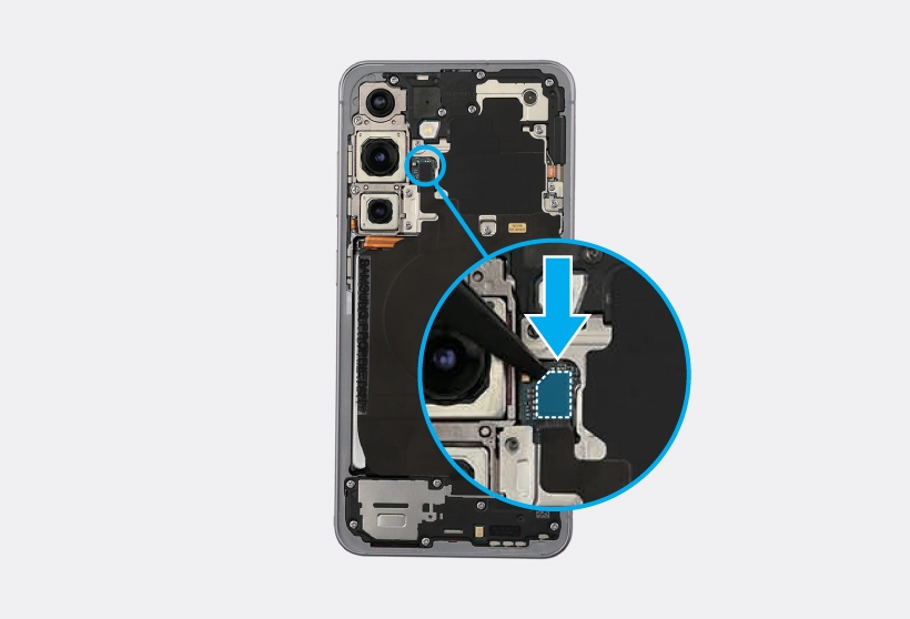 NFC antenna connector inside the Galaxy S25 highlighted with a blue callout.