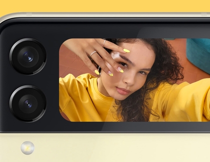 Girl taking selfie on a Galaxy Z Flip3 Cover screen Girl taking selfie on a Galaxy Z Flip3 Cover screen
