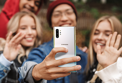 A group of people taking a selfie with the Note10 A group of people taking a selfie with the Note10