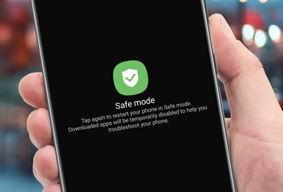 Hand holding Galaxy S21 displaying Safe mode