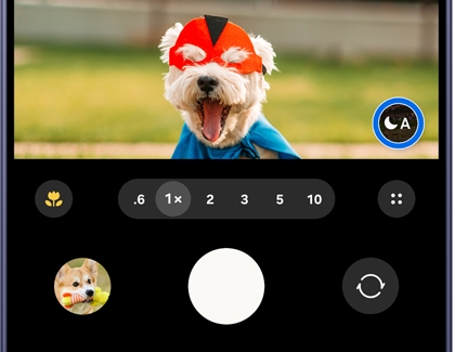 A Galaxy S26 Ultra screen showing the camera viewfinder with an auto night mode icon circled in blue.