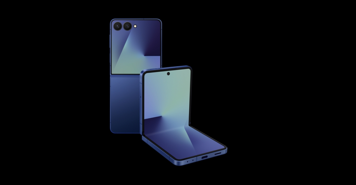 Galaxy Z Flip7's bright display is powered by Vision Booster which improves screen visibility.