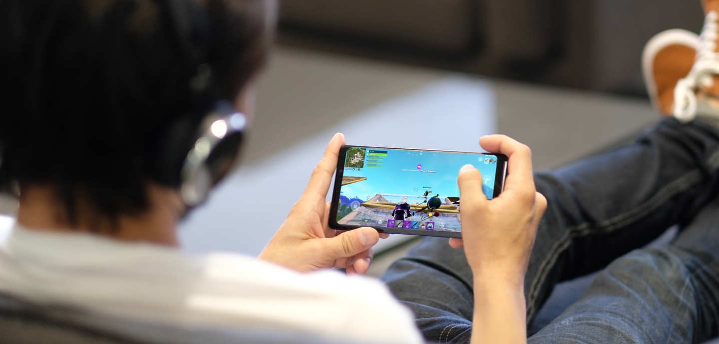 A Fortnite Samsung gamer plays on the Samsung Galaxy Note9