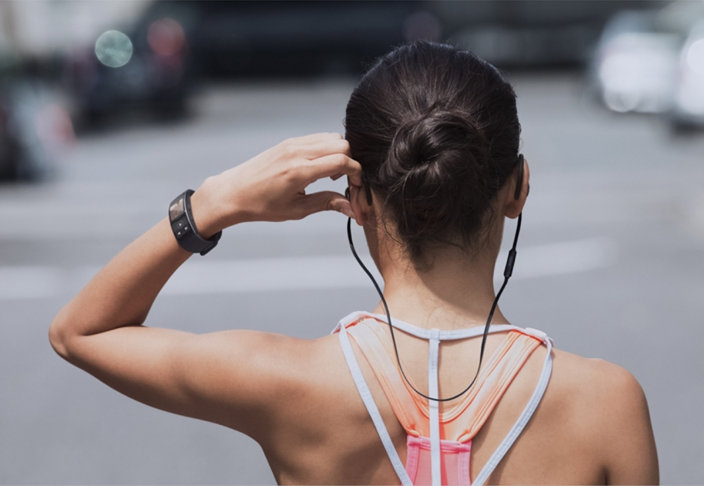 Woman getting ready for workout using Gear Fit2