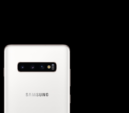 Rearview photo of the Ultra Wide Angle lens on the Samsung Galaxy S10+