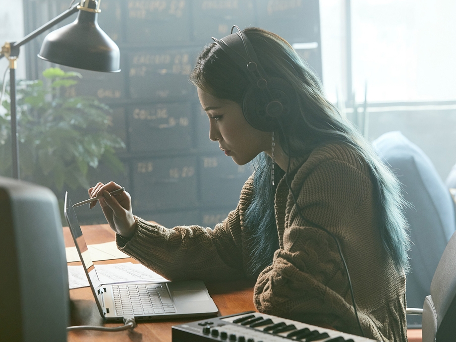 Heize working with the Notebook 9 Pen 