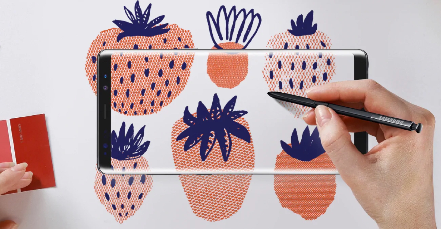 Using the S Pen to draw designs on the Samsung Galaxy Note8