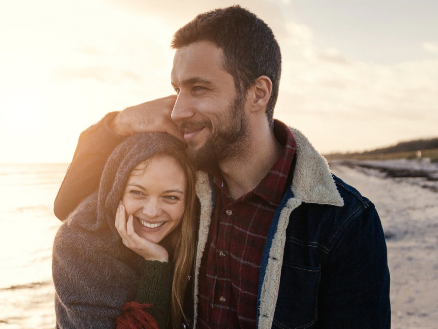 Image of happy couple on the beach to plan a date