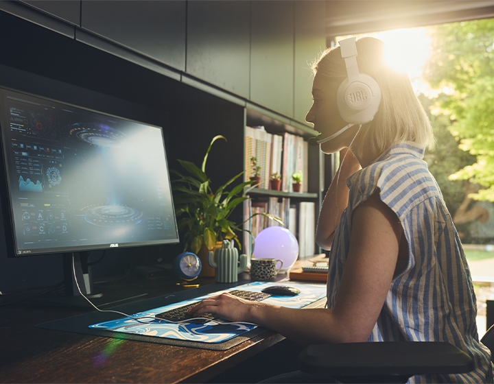 Be at the center of the game with JBL QuantumSOUND Signature