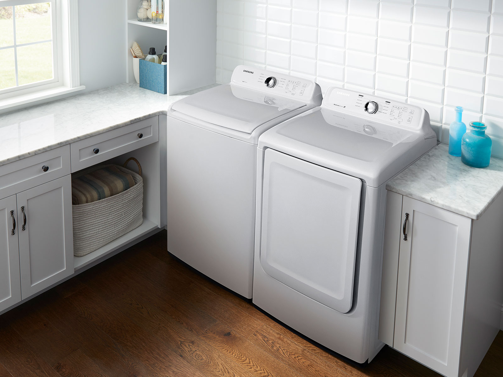 7.2 cu. ft. Gas Dryer with Moisture Sensor in White Dryer DV40J3000GW