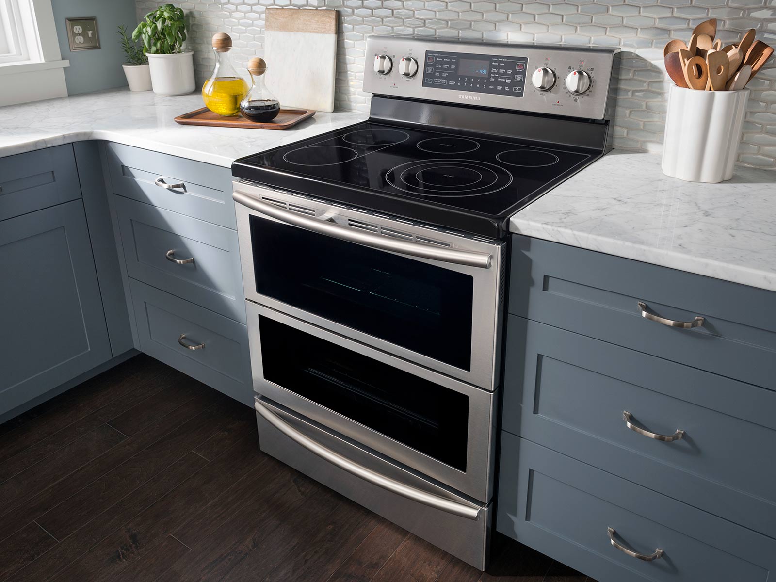 Thumbnail image of 5.9 cu. ft. Freestanding Electric Range with Flex Duo™ & Dual Door in Stainless Steel