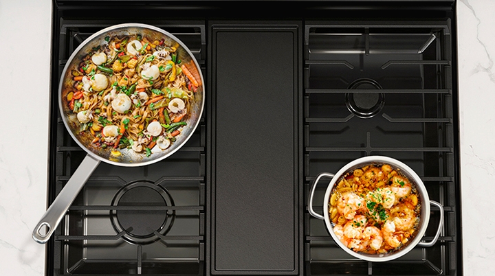 https://image-us.samsung.com/SamsungUS/home/home-appliances/ranges/gas-ranges/nx60a6111sb-aa/fb/NX60A6111SB_Flexible-Cooktop-Edge-to-Edge-Grates_MO.jpg?$feature-benefit-jpg$