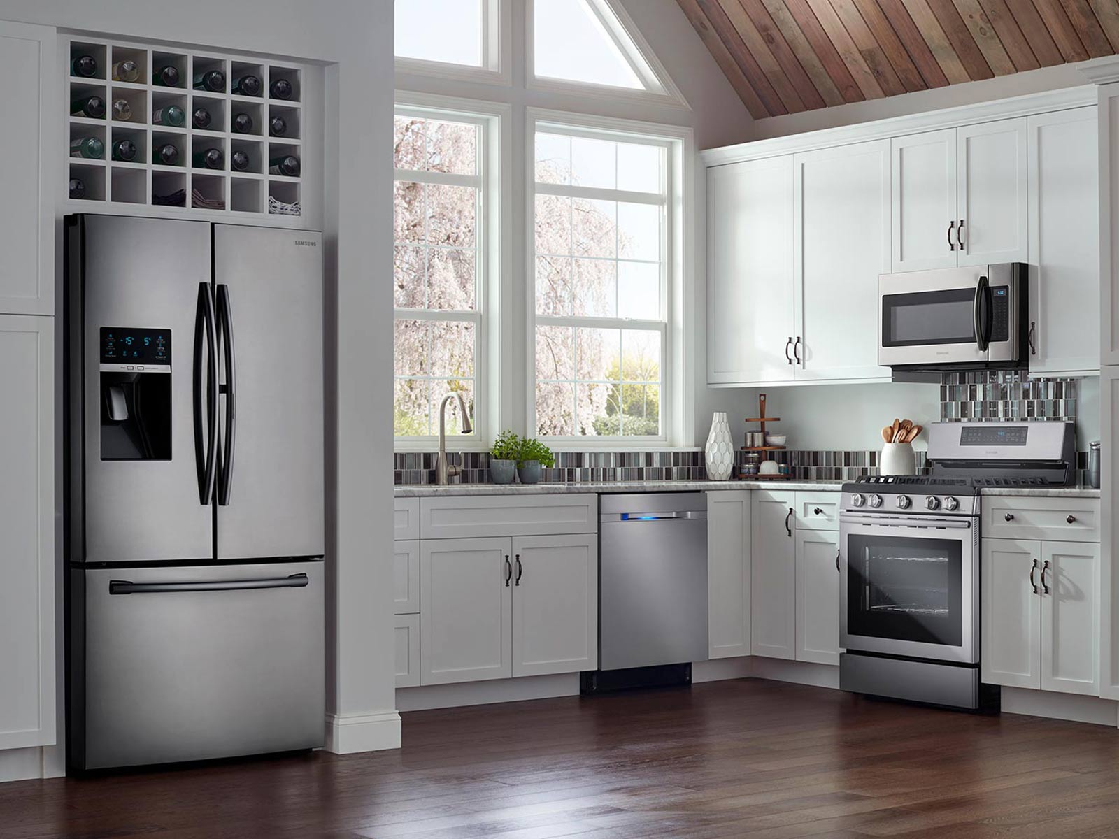 https://image-us.samsung.com/SamsungUS/home/home-appliances/refrigerators/french-doors/pdp/rf28hdedbsr/gallery/10_Refrigerator_French-Door_RF28HDEDBSR_Lifestyle_Kitchen-Closed_Silver_102417.jpg?$product-details-jpg$