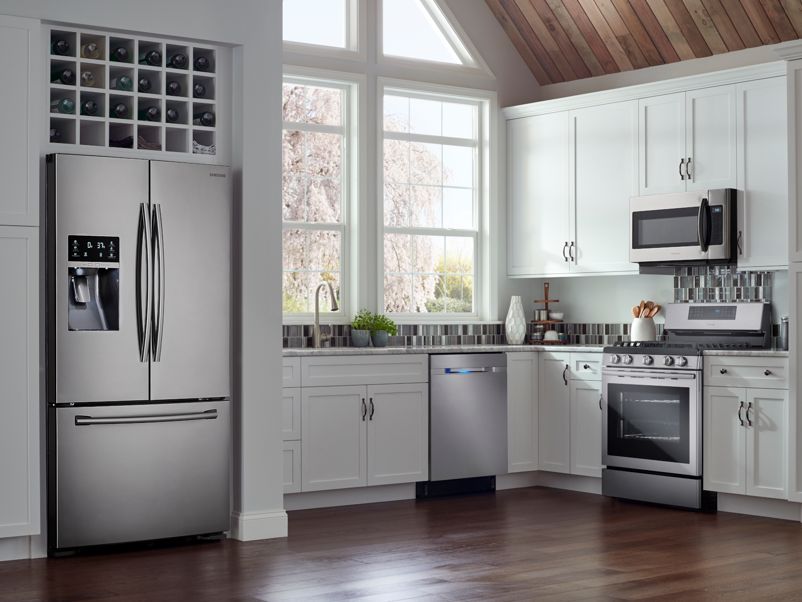 https://image-us.samsung.com/SamsungUS/home/home-appliances/refrigerators/french-doors/pdp/rf28hfedbsr/gallery/08_Refrigerator_French-Door_RF28HFEDBSR_LIfestyle_Kitchen_Closed_Silver.jpg?$product-details-jpg$