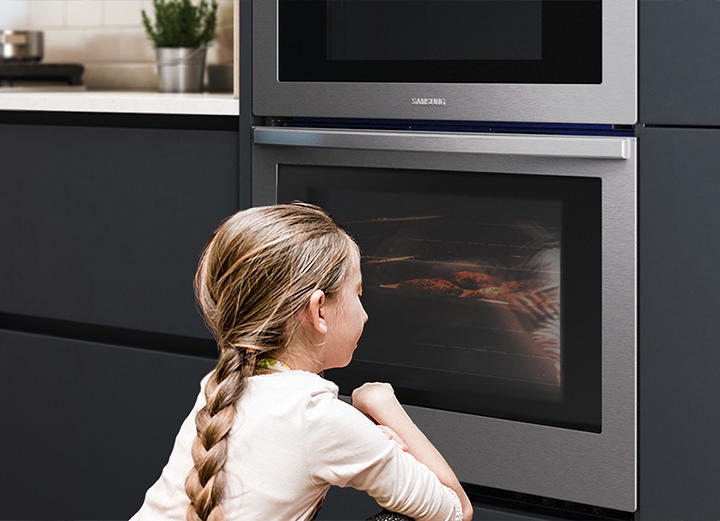 https://image-us.samsung.com/SamsungUS/home/home-appliances/wall-ovens/microwave-combination-oven/pdp/nq70t5511ds-aa/fbs/Large-Oven-Window_NQ.jpg?$feature-benefit-jpg$