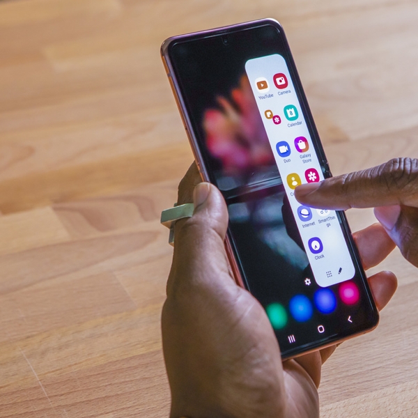 How to Use Edge Panel