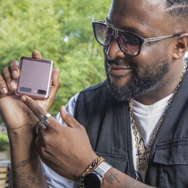 How to Take a Selfie With Cover Display