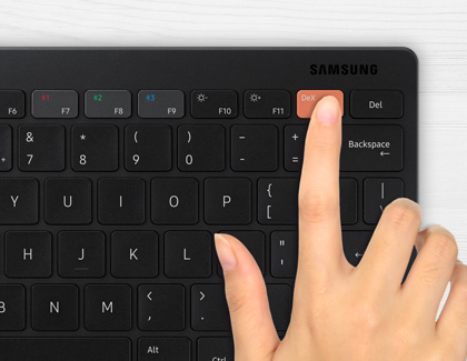 Finger on a Smart Keyboard Trio 500's Dex Key
