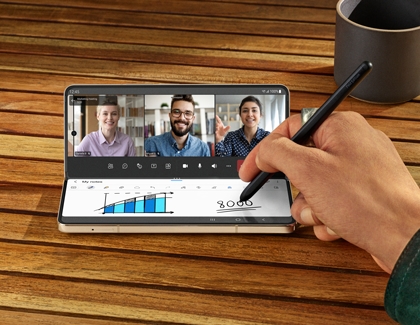 Taking notes with the S pen on Galaxy Z Fold4