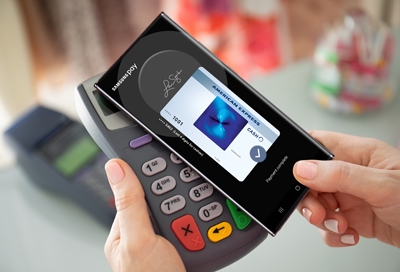 Person making a payment using Samsung Pay