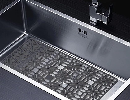 Rubber dish mat in the bottom of the sink