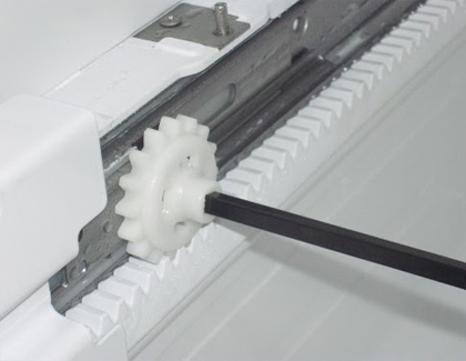 End of index roller bar without hole going into gear on the left