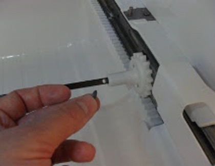 Clip held near hole in index roller bar