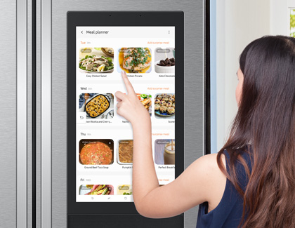 A women selecting meal plan on the Family Hub 8.0 screen