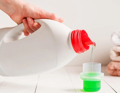 Person measuring the right amount of detergent