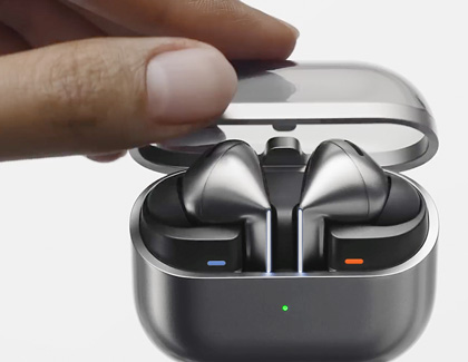  Close-up of a hand opening the charging case of Galaxy Buds3 Pro