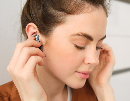 A Woman wearing Galaxy Buds3 Pro