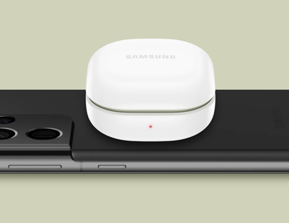 Galaxy Buds2 wirelessly charging on Galaxy S21 Ultra