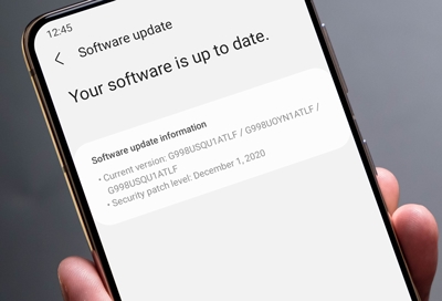 Galaxy S21 with the software update screen displayed