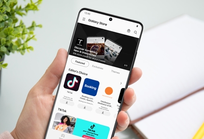 Person using a Galaxy Store on a Galaxy S21 Ultra 5G
