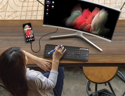 Galaxy S21 connected to the monitor using Samsung DeX cable