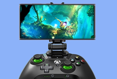 Galaxy S22 Ultra with an Xbox controller attached