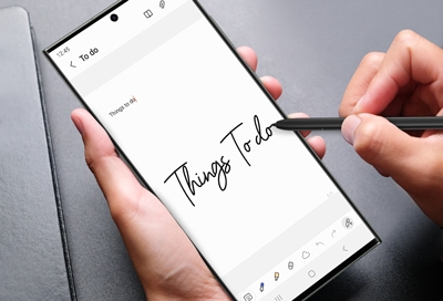 Male writing in Samsung Notes app on Galaxy Note20