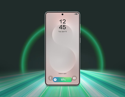 Battery status displayed on the Galaxy S25's lock screen against a green background.