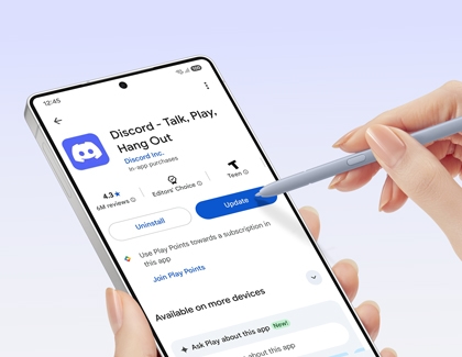 A person using S Pen on Galaxy S25 Ultra to update Discord app in Play Store.